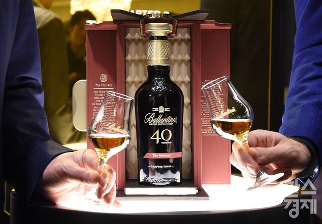 19일 오전 서울 강남구 까사아렉시스 도산 플래그쉽 갤러리에서 열린 발렌타인 40년 마스터클래스 컬렉션 ‘더 모먼트’ 출시 미디어 포토 세션에서 제품을 선보이고 있다./ 이호형 기자 leemario@sporbiz.co.kr 2025.11.19