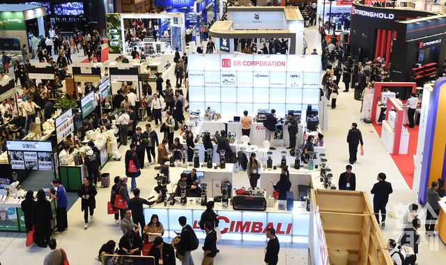 19일 서울 강남구 코엑스에서 2025 제24회 서울 카페쇼가 ‘ One Cup, All Worlds' 주제로열린 가운데 방문객들이 다양한 부스를 둘러보며 시음을 하고 있다. / 이호형 기자 leemario@sporbiz.co.kr 2025.11.19