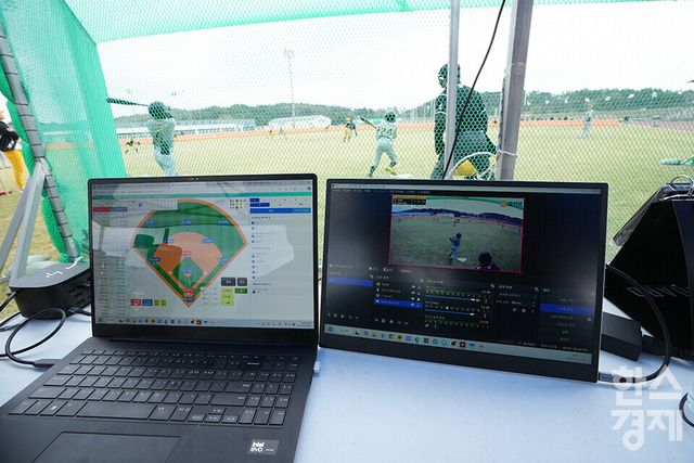 충청남도 서천군 레포츠공원 야구장에서 한국스포츠경제와 한스경제가 주최하고 대한유소년야구연맹이 주관하는 '제9회 한국컵 전국유소년아구대회'가 열렸다.사진은 아마추어 야구 영상기반 야구 경기기록서비스 마인볼 경기 상황실. /서천=최대성 기자