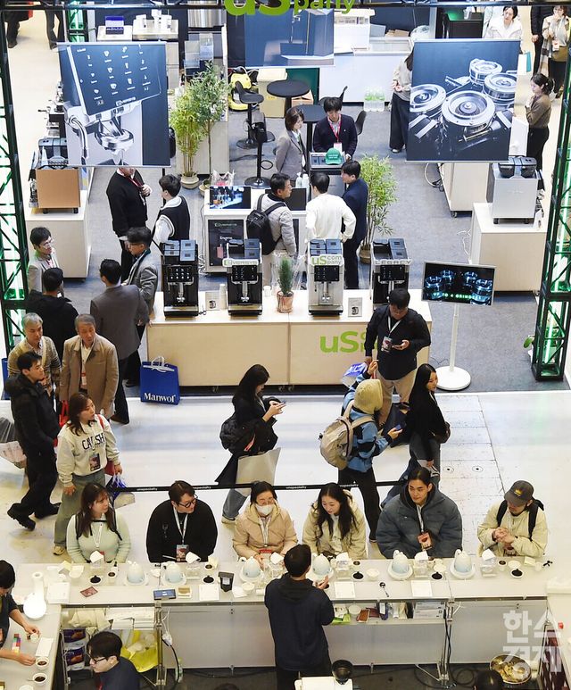 19일 서울 강남구 코엑스에서 2025 제24회 서울 카페쇼가 ‘ One Cup, All Worlds' 주제로 열린 가운데 방문객들이 한 부스서 커피 시음을 하고 있다. / 이호형 기자 leemario@sporbiz.co.kr 2025.11.19