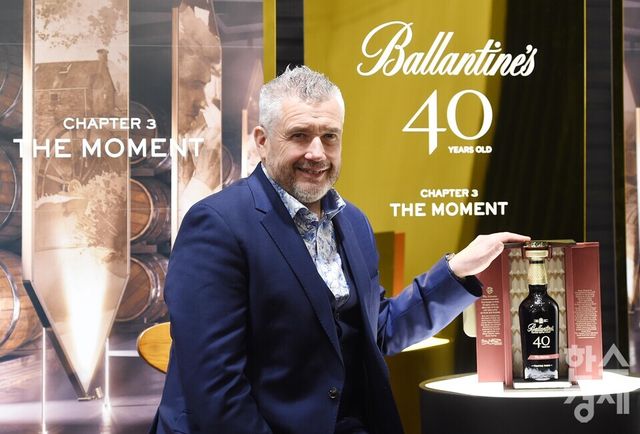 발렌타인 최고 마스터 블렌더 ‘샌디 히슬롭’가 19일 오전 서울 강남구 까사아렉시스 도산 플래그쉽 갤러리에서 열린 발렌타인 40년 마스터클래스 컬렉션 ‘더 모먼트’ 출시 미디어 포토 세션에서 포즈를 취하고 있다./ 이호형 기자 leemario@sporbiz.co.kr 2025.11.19