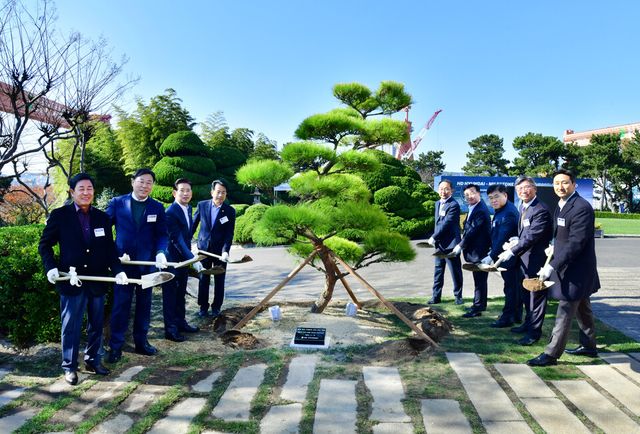 정기선 HD현대 회장이 19일 울산 HD현대중공업 영빈관에서 선박 5000척 인도 기념 식수를 하고 있다./HD현대