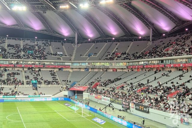 한국과 가나의 축구 대표팀 평가전이 열린 18일 서울월드컵경기장. 빈 좌석들이 눈에 띈다. /류정호 기자
