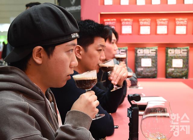 19일 서울 강남구 코엑스에서 2025 제24회 서울 카페쇼가 ‘ One Cup, All Worlds' 주제로 열린 가운데 방문객들이 GSC 카페 쇼에 참가 커피를 시음을 하고 있다. / 이호형 기자 leemario@sporbiz.co.kr 2025.11.19