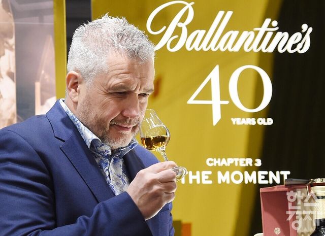 발렌타인 최고 마스터 블렌더 ‘샌디 히슬롭’가 19일 오전 서울 강남구 까사아렉시스 도산 플래그쉽 갤러리에서 열린 발렌타인 40년 마스터클래스 컬렉션 ‘더 모먼트’ 출시 미디어 포토 세션에서 포즈를 취하고 있다./ 이호형 기자 leemario@sporbiz.co.kr 2025.11.19