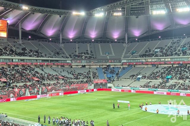 한국과 가나의 축구 대표팀 평가전이 열린 18일 서울월드컵경기장. 빈 좌석들이 눈에 띈다. /류정호 기자