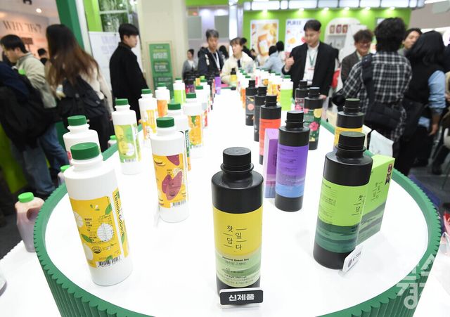 19일 서울 강남구 코엑스에서 2025 제24회 서울 카페쇼가 ‘ One Cup, All Worlds' 주제로 열린 가운데 방문객들이 한 부스서 차 농축액을 둘러보고 있다. / 이호형 기자 leemario@sporbiz.co.kr 2025.11.19