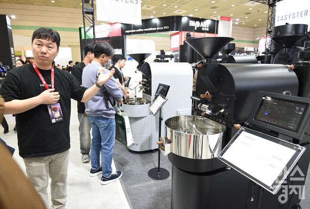19일 서울 강남구 코엑스에서 2025 제24회 서울 카페쇼가 ‘ One Cup, All Worlds' 주제로 열린 가운데 방문객들이 한 부스서 커피 로스터기 설명을 듣고 있다. / 이호형 기자 leemario@sporbiz.co.kr 2025.11.19