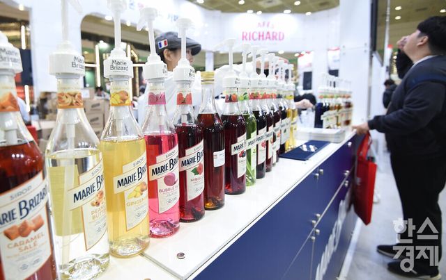 19일 서울 강남구 코엑스에서 2025 제24회 서울 카페쇼가 ‘ One Cup, All Worlds' 주제로 열린 가운데 방문객이 한 부스서 프랑스 산 시럽을 시음을 하고 있다. / 이호형 기자 leemario@sporbiz.co.kr 2025.11.19