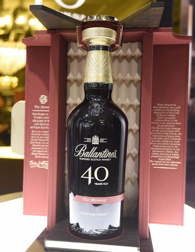 19일 오전 서울 강남구 까사아렉시스 도산 플래그쉽 갤러리에서 열린 발렌타인 40년 마스터클래스 컬렉션 ‘더 모먼트’ 출시 미디어 포토 세션에서 제품이 전시돼 있다./ 이호형 기자 leemario@sporbiz.co.kr 2025.11.19