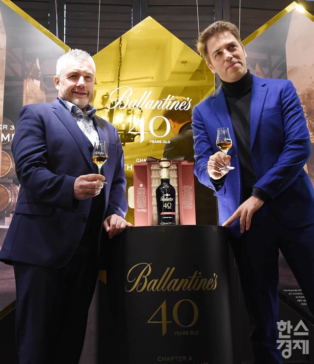 방한 한 발렌타인 최고 마스터 블렌더 ‘샌디 히슬롭’(왼쪽)가 19일 오전 서울 강남구 까사아렉시스 도산 플래그쉽 갤러리에서 발렌타인 40년 마스터클래스 컬렉션 ‘더 모먼트’ 출시 미디어 포토 세션에서 페르노리카 코리아 미겔 파스칼 마케팅 총괄 전무와 포즈를 취하고 있다.발렌타인 40년 ‘더 모먼트’는 전 세계 108병 한정 생산으로 가격은 1800만원으로 국내에 단 10병만 한정 판매할 예정이다./ 이호형 기자 leemario@sporbiz.co.kr 2025.11.19