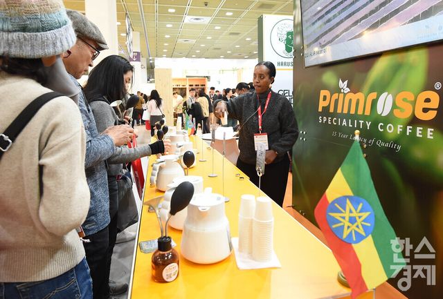 19일 서울 강남구 코엑스에서 2025 제24회 서울 카페쇼가 ‘ One Cup, All Worlds' 주제로 열린 가운데 방문객들이 에티오피아 부스서 차 커피 시음을 하고 있다. / 이호형 기자 leemario@sporbiz.co.kr 2025.11.19