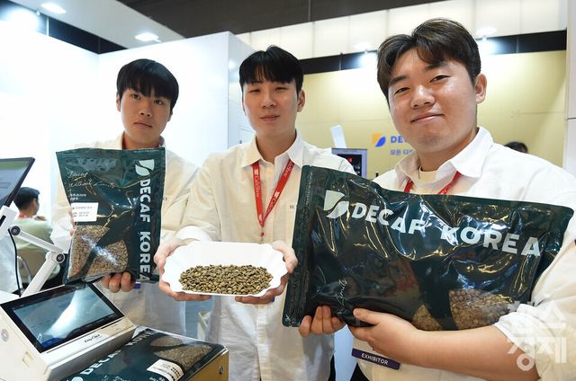 19일 서울 강남구 코엑스에서 2025 제24회 서울 카페쇼가 ‘ One Cup, All Worlds' 주제로 열린 가운데 한 부스서 디카페인 원두와 제품을 선보이고 있다. / 이호형 기자 leemario@sporbiz.co.kr 2025.11.19