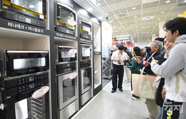19일 서울 강남구 코엑스에서 2025 제24회 서울 카페쇼가 ‘ One Cup, All Worlds' 주제로 열린 가운데 방문객들이 한 부스서 제빵 관련 장비들을 살펴보 고 있다. / 이호형 기자 leemario@sporbiz.co.kr 2025.11.19
