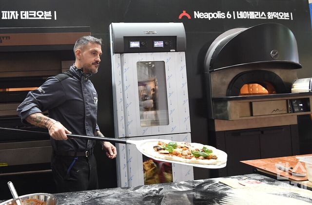 19일 서울 강남구 코엑스에서 2025 제24회 서울 카페쇼가 ‘ One Cup, All Worlds' 주제로 열린 가운데 이탈리아 부스서 한 셰프가 나폴리 피자 전기화덕오븐을 시연하고 있다. / 이호형 기자 leemario@sporbiz.co.kr 2025.11.19