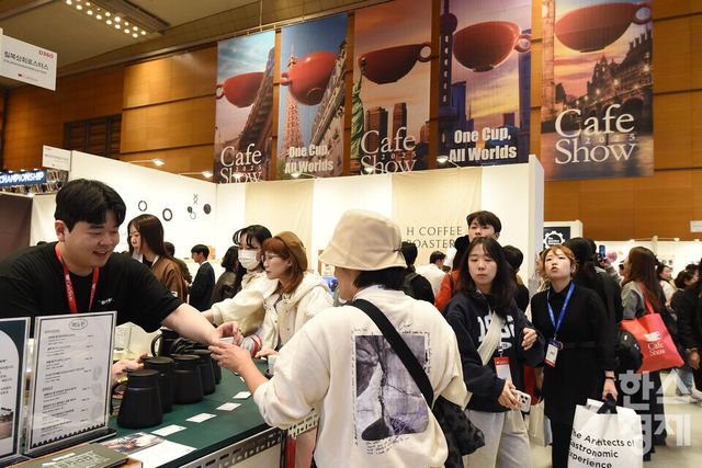 19일 서울 강남구 코엑스에서 2025 제24회 서울 카페쇼가 ‘ One Cup, All Worlds' 주제로열린 가운데 방문객들이 다양한 부스를 둘러보며 시음을 하고 있다. / 이호형 기자 leemario@sporbiz.co.kr 2025.11.19