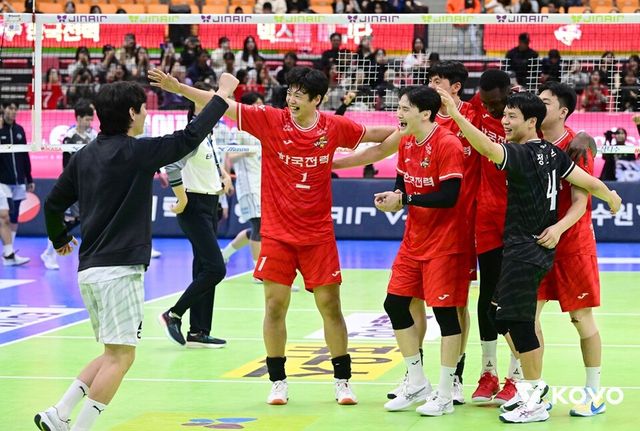 한국전력 선수단이 승리 후 모여 기뻐하고 있다. /KOVO 제공