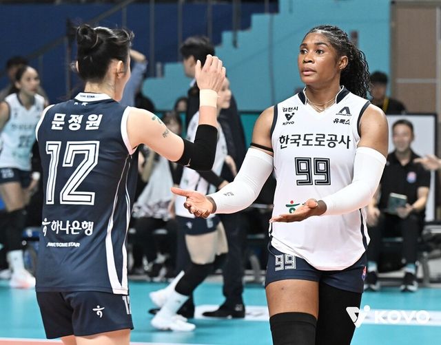 문정원(왼쪽)과 모마. /KOVO 제공