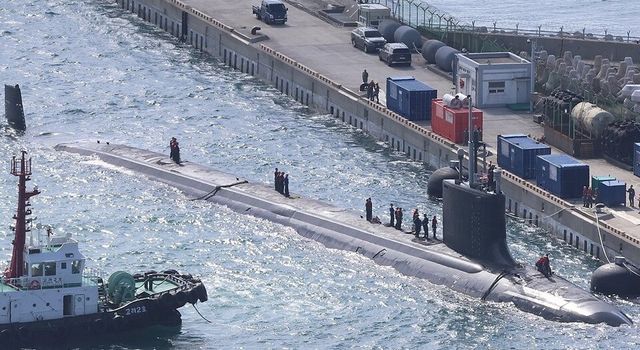 부산작전기지에 입항하는 미 해군 핵추진 잠수함 ‘버몬트’호./연합뉴스 