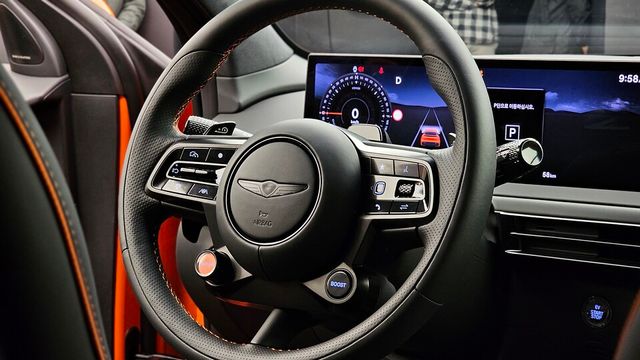 제네시스 'GV60 마그마'의 스티어링 휠./곽호준 기자