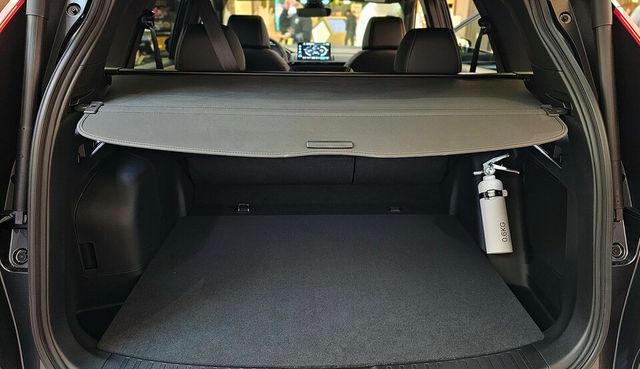 혼다 '뉴 CR-V 하이브리드'의 트렁크에는 '토너 커버'와 '소화기'가 새로 배치됐다./곽호준 기자