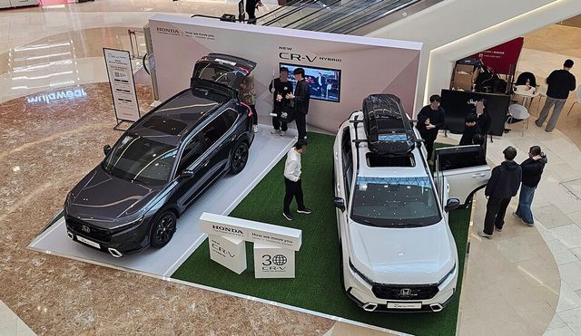21일 스타필드 하남서 진행된 '혼다 뉴&nbsp;CR-V&nbsp;하이브리드 익스피리언스 위크' 팝업 전시장에 방문객들이 차량을 둘러보고 있다./곽호준 기자