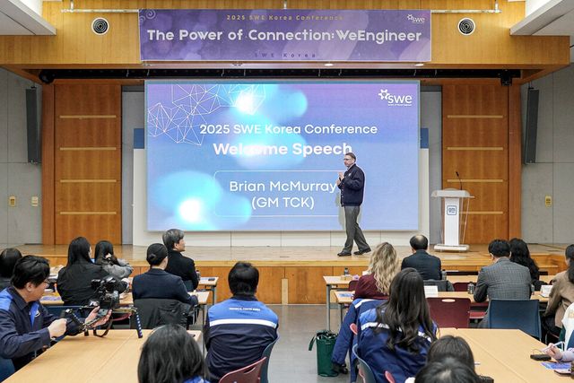 2025 SWE&nbsp;코리아 컨퍼런스에서 환영사를 전하는 브라이언 맥머레이 지엠테크니컬센터코리아 사장의 모습./제네럴모터스