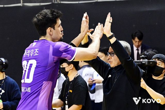 아라우조(왼쪽)와 파에스 감독이 경기 후 하이파이브하고 있다. /KOVO 제공