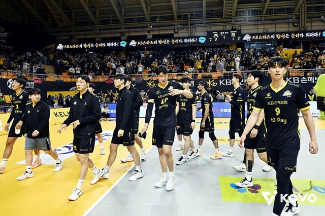 KB손해보험 선수들이 시즌 첫 홈 경기 패배 후 아쉬워하고 있다. /KOVO 제공