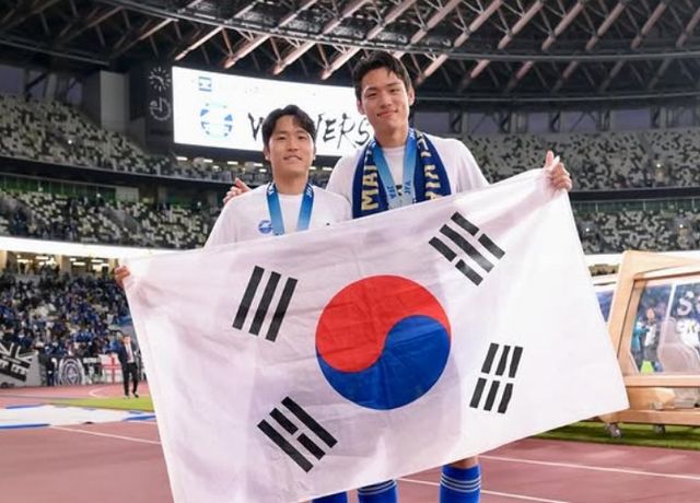 나상호(왼쪽)와 오세훈이 일왕배 우승 후 태극기를 들고 기념 촬영하고 있다. /마치다 젤비아 인스타그램 갈무리