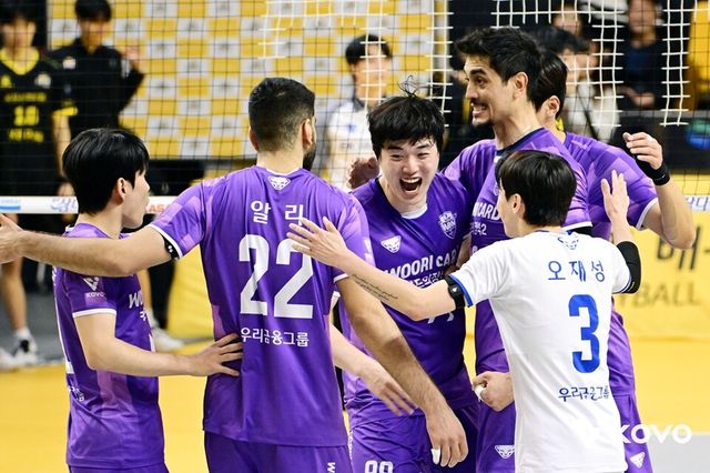 우리카드 선수단이 득점 성공 후 모여 기뻐하고 있다. /KOVO 제공
