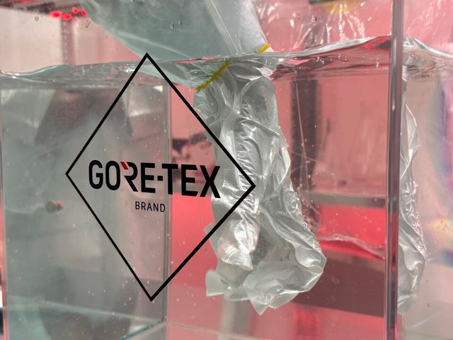 고어텍스 투습 기능 체험 모습. /고어코리아 제공