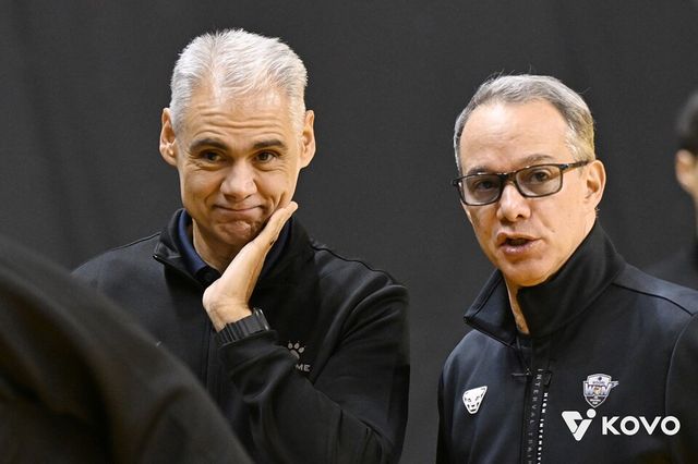 레오나르도(왼쪽) 감독과 파에스 감독. /KOVO 제공