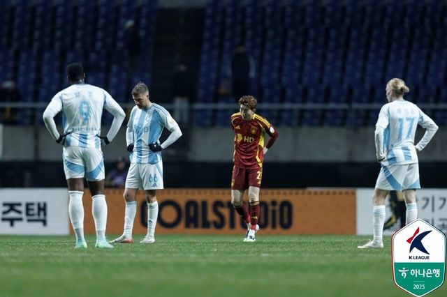 울산 선수단이 광주전 패배 후 아쉬워하고 있다. /한국프로축구연맹 제공