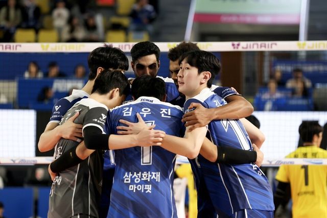 삼성화재 블루팡스 배구단이 창단 30주년을 기념한 11월 8일 경기와 함께, 젊은 선수 중심의 리빌딩 기조를 바탕으로 미래 전력 구축에 속도를 내고 있다. 사진/삼성화재