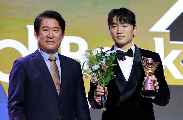 박해민(오른쪽)이 도루상 수상 후 기념 촬영하고 있다. /연합뉴스