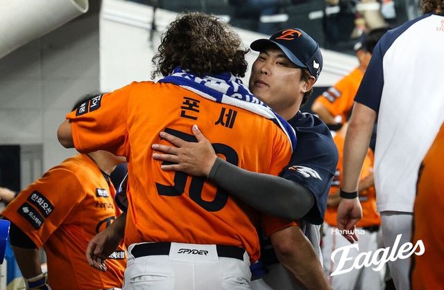 폰세가 류현진과 포옹하고 있다. /한화 이글스 제공