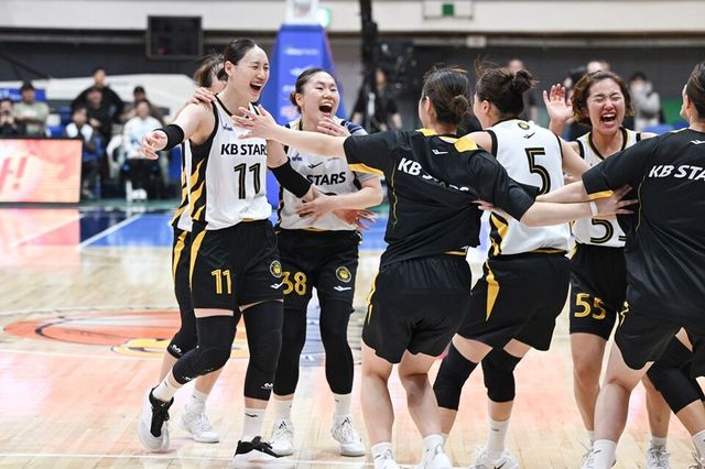 KB국민은행 선수단이 극적인 승리에 기뻐하고 있다. /WKBL 제공