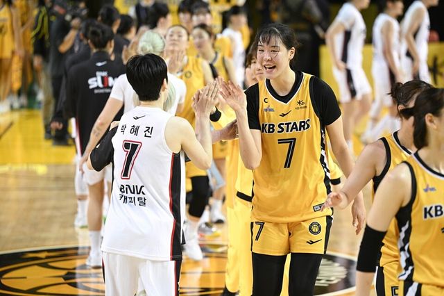 박혜진(왼쪽)과 박지수가 인사하고 있다. /WKBL 제공