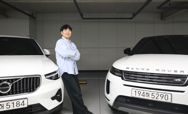 도영석 쏘카 시승사업팀 팀장이&nbsp;'시승하기' 서비스의 시승차 앞에서 기념사진을 촬영하고 있다./쏘카