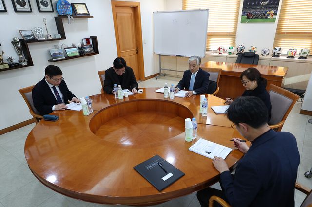 19일 서울 종로구 축구회관에서 열린 프로축구 K리그1 전북 현대 타노스 코치의 '손동작 논란' 한국프로축구연맹 2025년 제14차 상벌위원회에 앞서 조남돈 위원장(왼쪽 세번째)이 자료를 살피고 있다.&nbsp; /연합뉴스