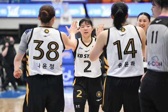 KB국민은행 선수단. /WKBL 제공