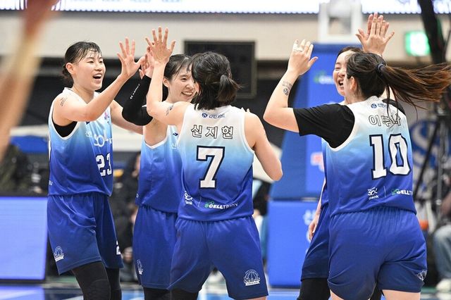 신한은행 선수단. /WKBL 제공