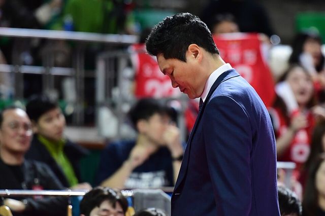 전희철 감독이 고민에 잠겨 있다. /KBL 제공
