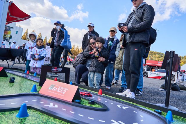 지난&nbsp;11월&nbsp;2일,&nbsp;슈퍼레이스 최종전을 찾은 관람객이 팬존에서 다양한 체험 활동을 즐기고 있다./슈퍼레이스