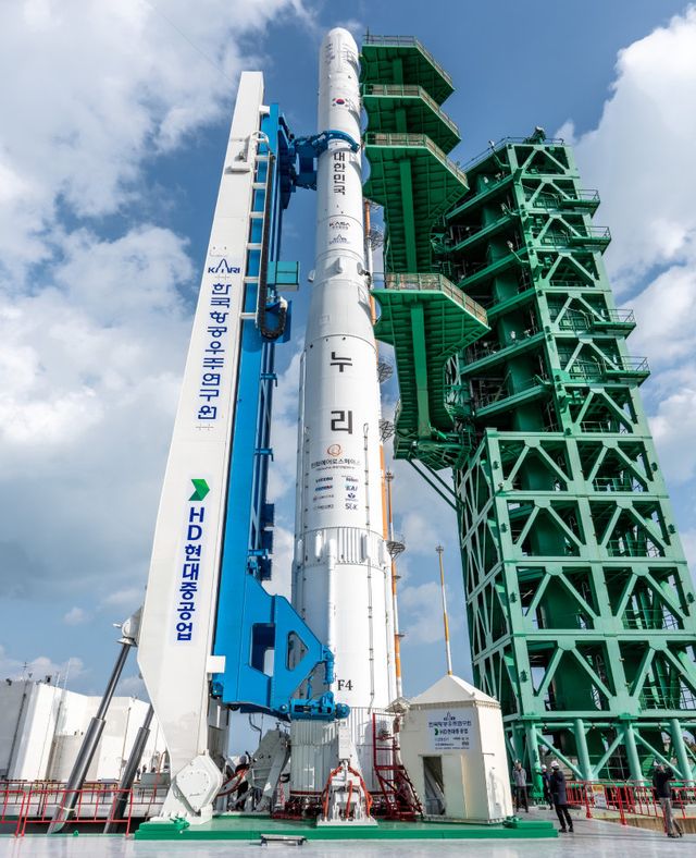25일 전라남도 고흥 나로우주센터에서 누리호 4차 발사를 위한 기립 작업을 수행하고 있다. /한국항공우주연구원 제공