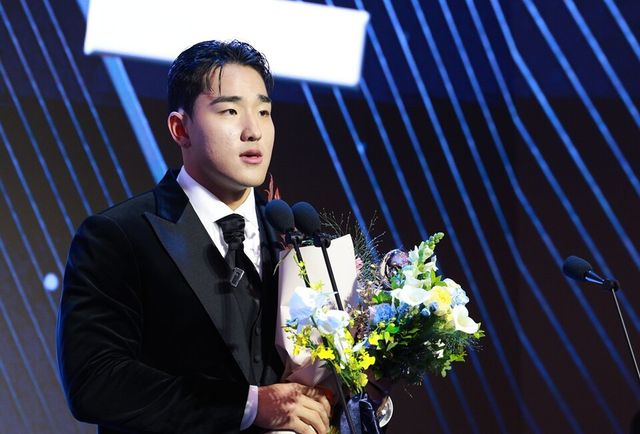안현민이 신인상을 받은 뒤 소감을 말하고 있다. /연합뉴스
