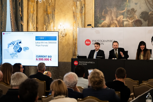 프란치스코 교황에게 전달된 라이카 M 카메라 세트가 예상가를 크게 뛰어넘는 650만유로(110억2300만원)에 낙찰됐다./라이카 카메라 코리아