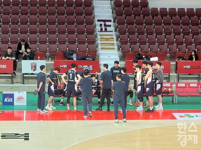 대표팀 선수단이 정관장과 연습 경기에서 작전 타임 도중 이야기를 나누고 있다. /신희재 기자
