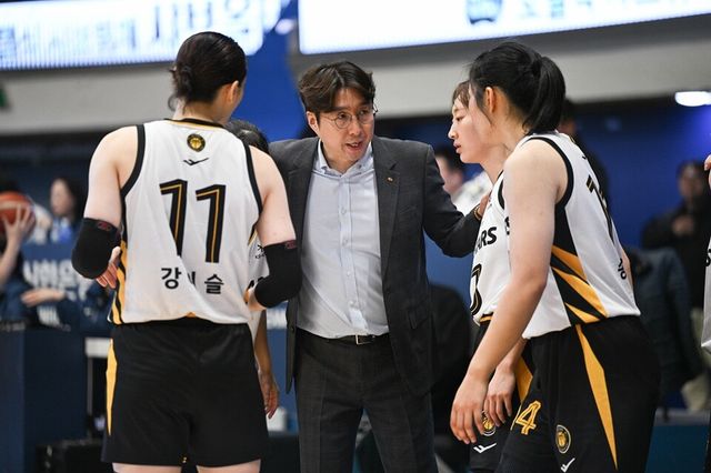 김완수 KB국민은행 감독이 선수들에게 지시 사항을 전달하고 있다. /WKBL 제공